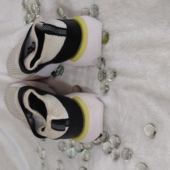 NWOT Sorel White & Black Mesh Pull-On Sneakers - Picture 3 of 5